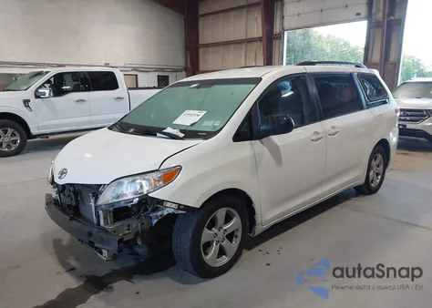 2014 Toyota Sienna Le V6 8 Passenger z USA, uszkodzony, nr VIN 5TDKK3DC3ES501218